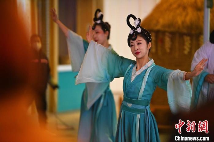 圖為工作人員進(jìn)行舞蹈表演。李亞龍 攝</p><p>