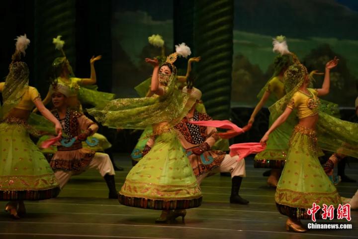 2024年2月23日晚，中國經(jīng)典舞劇《絲路花雨》在甘肅蘭州演出恭賀新春。李亞龍 攝