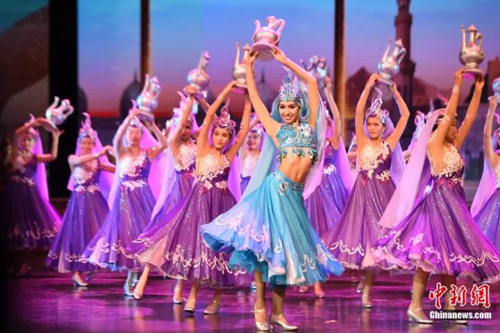 《絲路花雨》外國演員在波斯酒舞中領(lǐng)舞。楊艷敏 攝