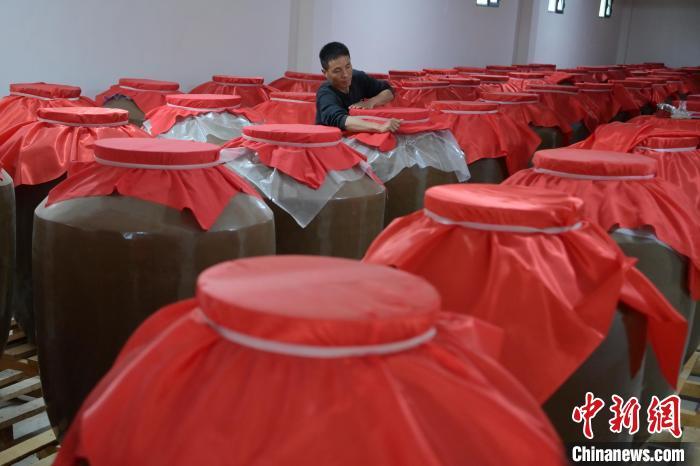 圖為5月10日，工作人員在儲酒庫檢查酒缸密封性。九美旦增　攝