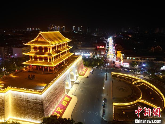 圖為武威市標志性建筑涼州古城門燈光亮起。(無人機照片) 　戴文昌 攝</p><p>