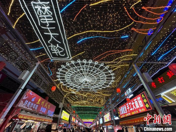 圖為明清街夜市燈光點亮具有武威文化元素的“摩天輪”彩燈?！〈魑牟?攝</p><p>