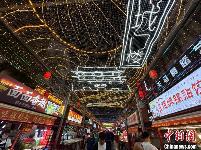 圖為明清街夜市燈光點亮具有武威文化元素的“涼州古城門”彩燈?！〈魑牟?攝</p><p>