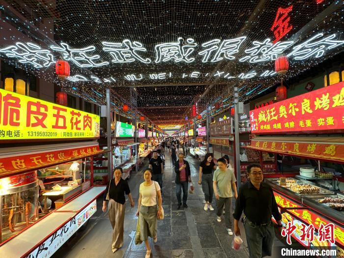 圖為明清街夜市燈光點亮“我在武威很想你”?！〈魑牟?攝</p><p>