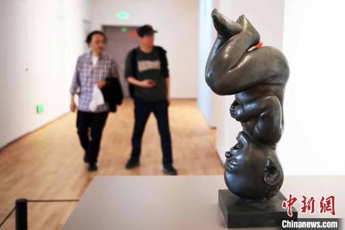 5月21日，觀眾參觀“絲路印跡”雕塑藝術(shù)作品展展出的雕塑作品。九美旦增 攝</p>
<p>