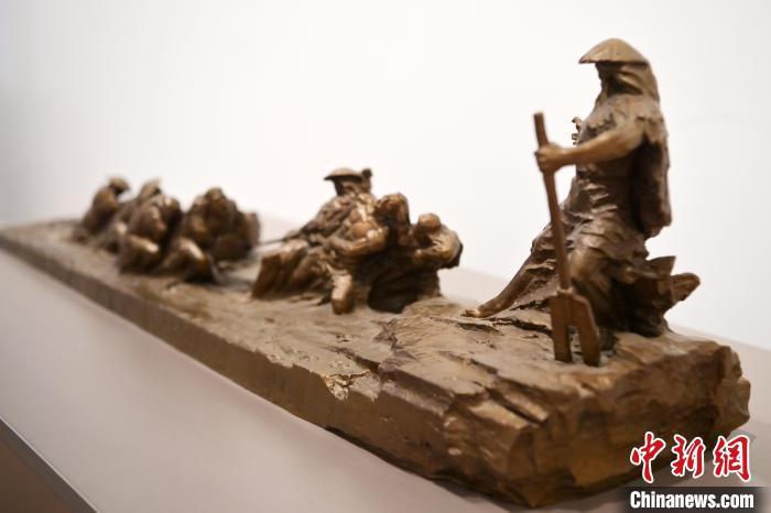 5月21日，在“絲路印跡”雕塑藝術(shù)作品展展出的作品《治水為民·禹德九州》。九美旦增 攝</p>
<p>