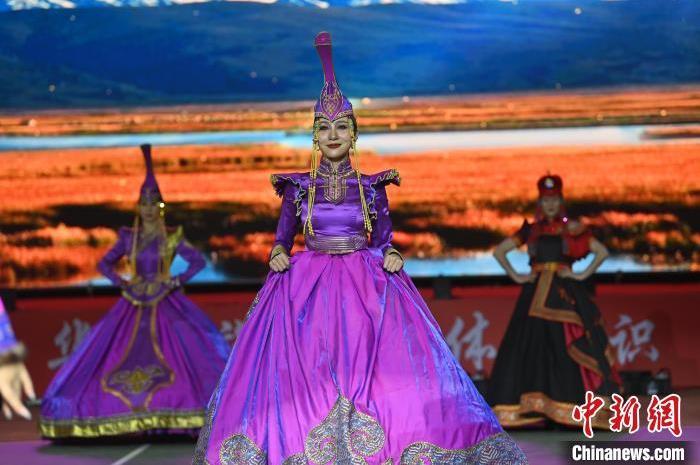 圖為開(kāi)幕式現(xiàn)場(chǎng)蒙古族服飾秀。李亞龍 攝</p>
<p>