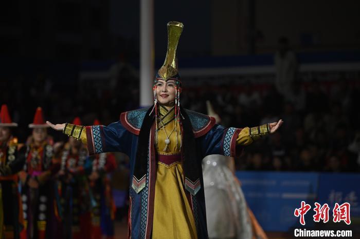 圖為開(kāi)幕式現(xiàn)場(chǎng)蒙古族服飾秀。李亞龍 攝