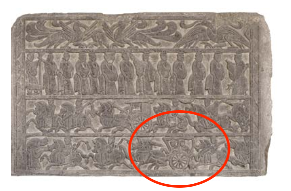 △漢代迎賓、車馬出行畫像石，現(xiàn)藏于臨沂市博物館。畫像石的第四層中有軺車出現(xiàn)。