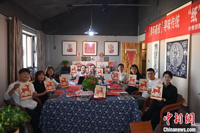 6月6日，在甘肅敦煌青年夜校課程中，青年學員展示學習敦煌非遺剪紙的成果。