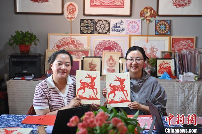 6月6日，在甘肅敦煌青年夜校課程中，青年學員展示學習敦煌非遺剪紙的成果。李亞龍 攝　　