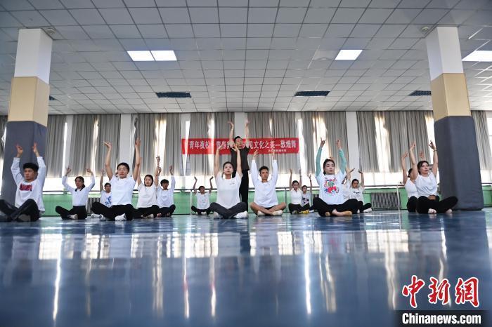 6月6日，在甘肅敦煌青年夜校課程中，青年學員學習敦煌舞課程。李亞龍 攝　　