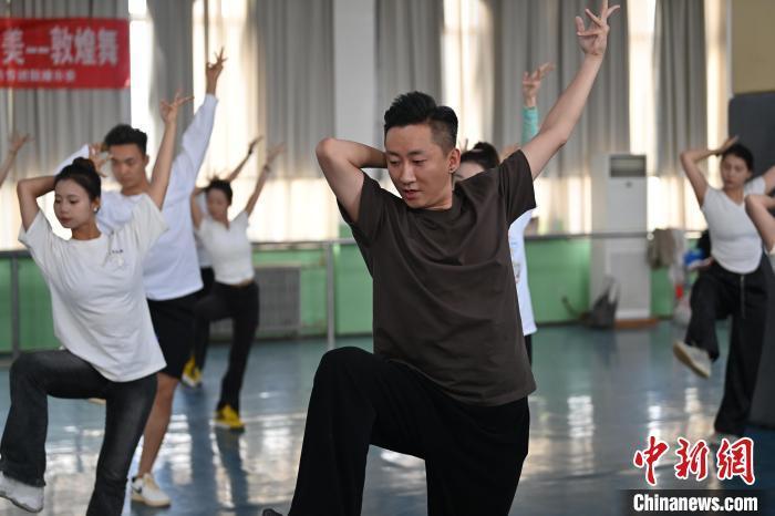 6月6日，在甘肅敦煌青年夜校課程中，青年學員學習敦煌舞課程。李亞龍 攝　　