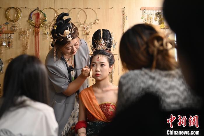 6月6日，在甘肅敦煌青年夜校課程中，青年學員學習敦煌美妝課程。李亞龍 攝　　