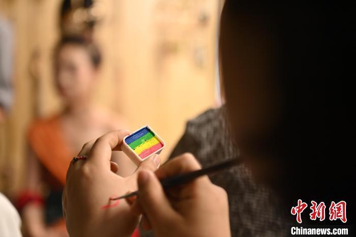 6月6日，在甘肅敦煌青年夜校課程中，青年學員學習敦煌美妝課程。李亞龍 攝　　