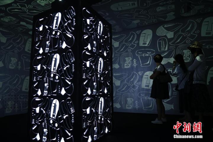 圖為游客參觀(guān)藝術(shù)展。中新社記者 李亞龍 攝