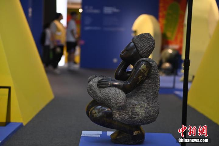 圖為游客參觀(guān)藝術(shù)展。中新社記者 李亞龍 攝</p>
<p>