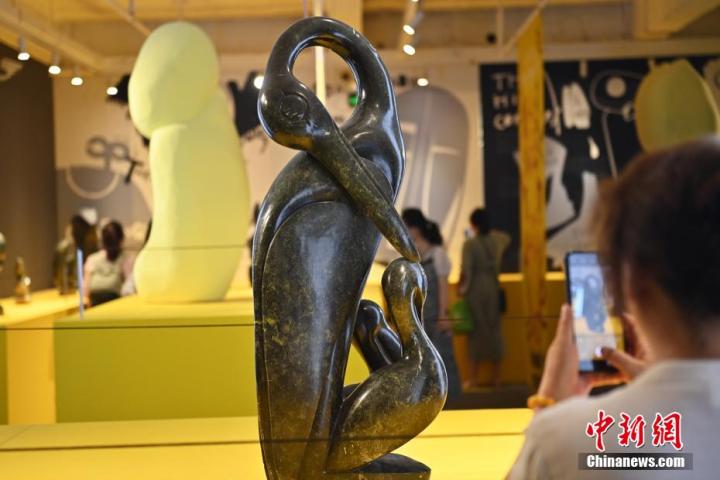 圖為游客拍攝蛇紋石作品《依戀》。中新社記者 李亞龍 攝