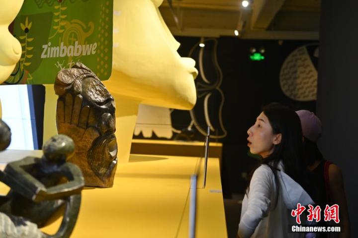 圖為游客參觀(guān)藝術(shù)展。中新社記者 李亞龍 攝