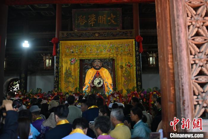 6月21日，2024(甲辰)年公祭中華人文始祖伏羲大典在甘肅天水舉行，來自海峽兩岸及港澳地區(qū)約500人現(xiàn)場共祭中華人文始祖伏羲。中新社記者 李亞龍 攝