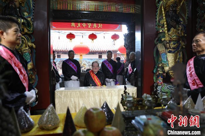 6月21日，“2024(甲辰年)兩岸共祭人文始祖伏羲典禮”在臺灣新北舉行。擔(dān)任主祭官的先嗇宮董事長、中國國民黨前秘書長李乾龍(中)出席典禮并擔(dān)任主祭官。中新社記者 張曉曦 攝