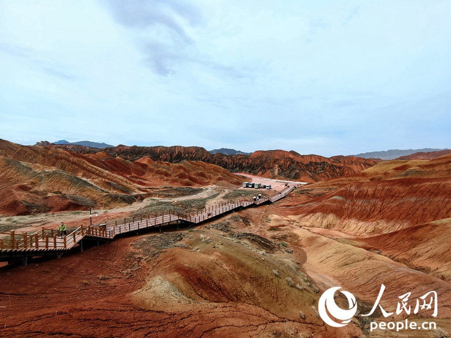  雨后的七彩丹霞，顏色格外艷麗。人民網(wǎng) 黃津曉虎攝