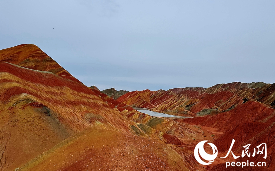 雨后的七彩丹霞，顏色格外艷麗。人民網(wǎng)記者 徐冬兒攝