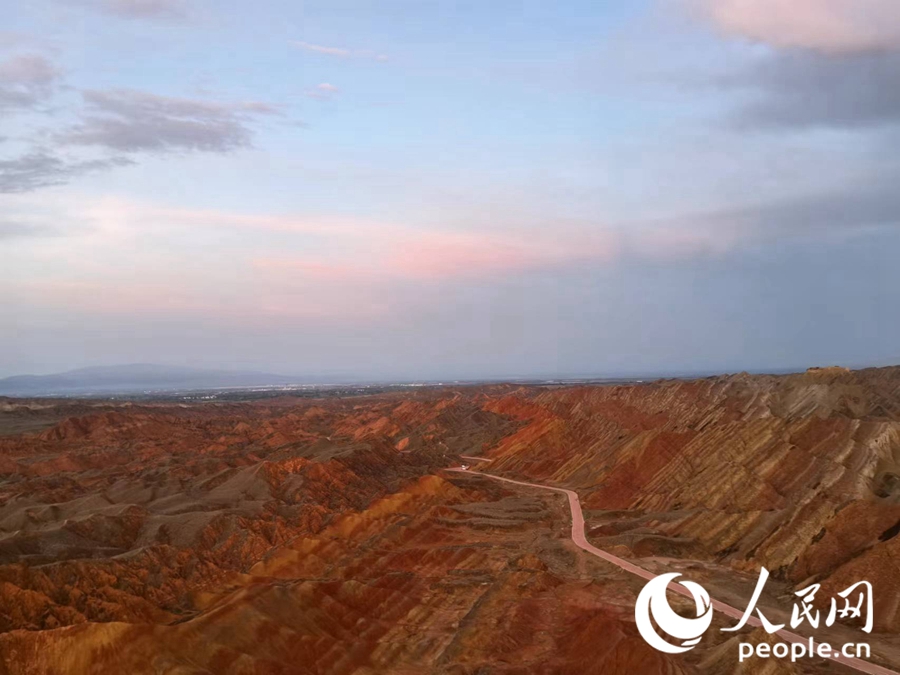 日落時分，余暉與丹霞交相輝映。人民網(wǎng)記者 唐嘉藝攝