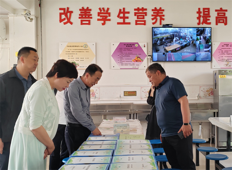 市紀(jì)委監(jiān)委扎實(shí)推動(dòng)開展群眾身邊腐敗和作風(fēng)問題集中整治工作，圖為市紀(jì)委監(jiān)委派駐市教育局紀(jì)檢監(jiān)察組在白銀區(qū)開展“中小學(xué)校園食品安全和膳食經(jīng)費(fèi)管理”集中整治工作開展情況督查.jpg