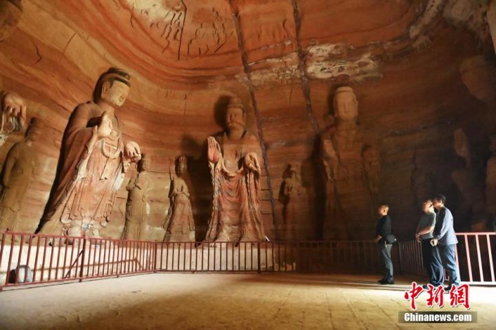 7月15日，游人參觀甘肅省平?jīng)鍪袥艽h百里石窟長廊中的南石窟寺1號窟。百里石窟長廊位于涇川縣境內(nèi)，由512個石窟、5眼窟中石井組成，現(xiàn)存王母宮石窟、鳳凰山石窟、南石窟寺、丈八寺石窟、羅漢洞石窟、太山寺石窟等規(guī)模較大的石窟群，還有數(shù)量眾多的小石窟群。南石窟寺開鑿于北魏永平三年，其中1號窟屬于大型七佛窟，七佛高達6米。中新社記者 李亞龍 攝