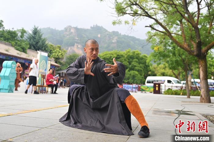7月14日，甘肅省平?jīng)鍪嗅轻忌骄皡^(qū)內(nèi)，嵩山少林弟子展示武藝。7月13日至14日，“2024年北京體育大學(xué)第十五屆國際武術(shù)比賽交流大會(huì)暨首屆崆峒山國際武術(shù)大會(huì)”舉行，大會(huì)也在崆峒山景區(qū)進(jìn)行問道崆峒、武術(shù)高級(jí)研修班、崆峒拜師等系列活動(dòng)。中新社記者 李亞龍 攝</p>
<p>
