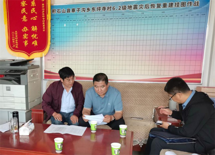 州縣紀(jì)委監(jiān)委機(jī)關(guān)聯(lián)合督查組對(duì)下沉干部 、駐村干部 、包村組長(zhǎng)、村干部 “四級(jí)”干部履職到崗情況，以及工作日志和民情臺(tái)賬、訴求臺(tái)賬進(jìn)行日常監(jiān)督檢查，壓實(shí)工作責(zé)任。.jpg