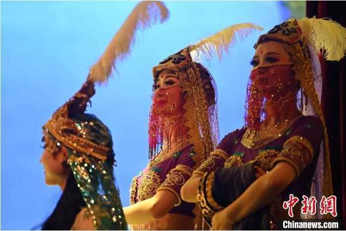 7月18日晚，中國經(jīng)典舞劇《絲路花雨》在甘肅蘭州黃河劇院進行演出。中國經(jīng)典舞劇《絲路花雨》迎來45周年，7月17日-8月4日在蘭州開啟為期多天的駐場演出。該舞劇取材于敦煌莫高窟壁畫，集中國霓裳羽衣舞、敦煌舞、印度舞、黑巾舞、波斯馬鈴舞等于一身，自1979年演出至今，該劇先后在40多個國家和地區(qū)演出近4000場，觀眾550多萬人次。中新社記者 李亞龍 攝</p>
<p>