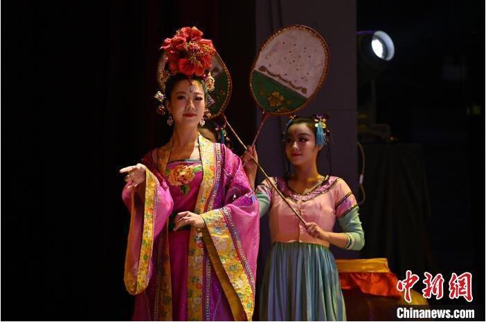 7月18日晚，中國經(jīng)典舞劇《絲路花雨》在甘肅蘭州黃河劇院進行演出。中國經(jīng)典舞劇《絲路花雨》迎來45周年，7月17日-8月4日在蘭州開啟為期多天的駐場演出。該舞劇取材于敦煌莫高窟壁畫，集中國霓裳羽衣舞、敦煌舞、印度舞、黑巾舞、波斯馬鈴舞等于一身，自1979年演出至今，該劇先后在40多個國家和地區(qū)演出近4000場，觀眾550多萬人次。中新社記者 李亞龍 攝</p>
<p>