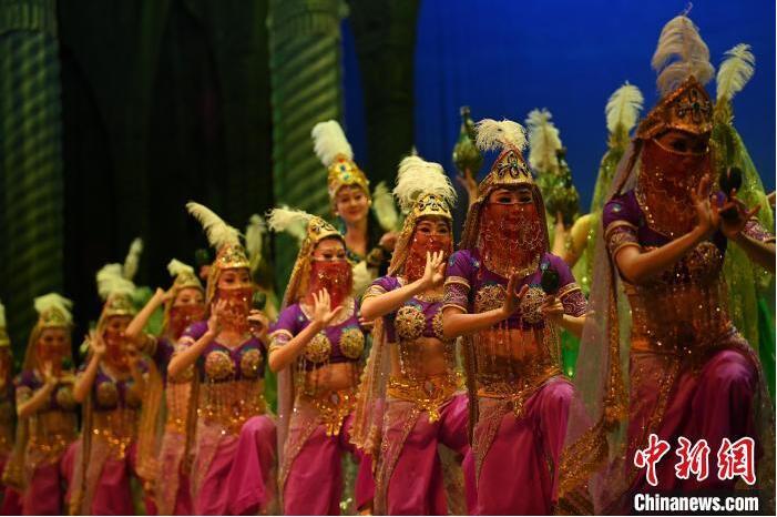 7月18日晚，中國經(jīng)典舞劇《絲路花雨》在甘肅蘭州黃河劇院進行演出。中國經(jīng)典舞劇《絲路花雨》迎來45周年，7月17日-8月4日在蘭州開啟為期多天的駐場演出。該舞劇取材于敦煌莫高窟壁畫，集中國霓裳羽衣舞、敦煌舞、印度舞、黑巾舞、波斯馬鈴舞等于一身，自1979年演出至今，該劇先后在40多個國家和地區(qū)演出近4000場，觀眾550多萬人次。中新社記者 李亞龍 攝</p>
<p>