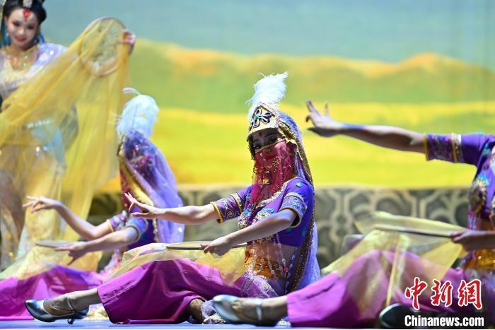 7月18日晚，中國經(jīng)典舞劇《絲路花雨》在甘肅蘭州黃河劇院進行演出。中國經(jīng)典舞劇《絲路花雨》迎來45周年，7月17日-8月4日在蘭州開啟為期多天的駐場演出。該舞劇取材于敦煌莫高窟壁畫，集中國霓裳羽衣舞、敦煌舞、印度舞、黑巾舞、波斯馬鈴舞等于一身，自1979年演出至今，該劇先后在40多個國家和地區(qū)演出近4000場，觀眾550多萬人次。中新社記者 李亞龍 攝</p>
<p>