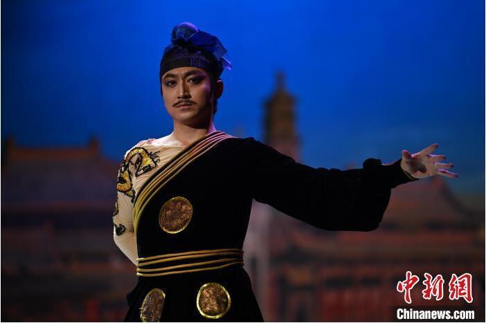 7月18日晚，中國經(jīng)典舞劇《絲路花雨》在甘肅蘭州黃河劇院進行演出。中國經(jīng)典舞劇《絲路花雨》迎來45周年，7月17日-8月4日在蘭州開啟為期多天的駐場演出。該舞劇取材于敦煌莫高窟壁畫，集中國霓裳羽衣舞、敦煌舞、印度舞、黑巾舞、波斯馬鈴舞等于一身，自1979年演出至今，該劇先后在40多個國家和地區(qū)演出近4000場，觀眾550多萬人次。中新社記者 李亞龍 攝