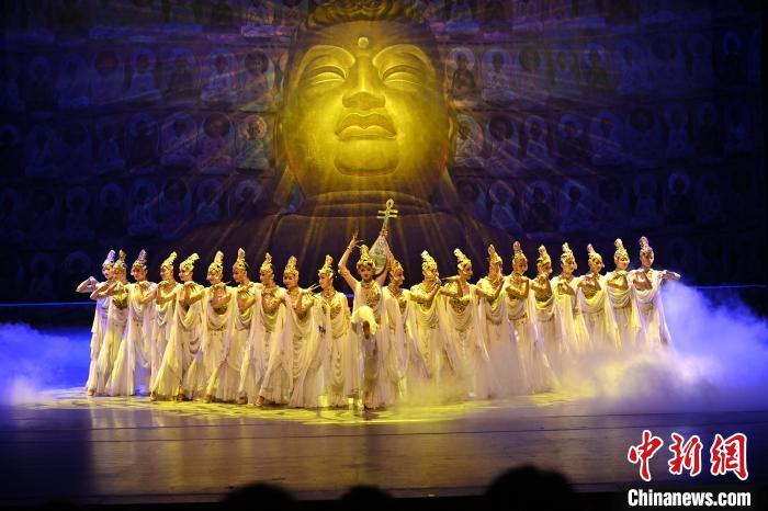 7月18日晚，中國(guó)經(jīng)典舞劇《絲路花雨》在甘肅蘭州黃河劇院演出。李亞龍 攝