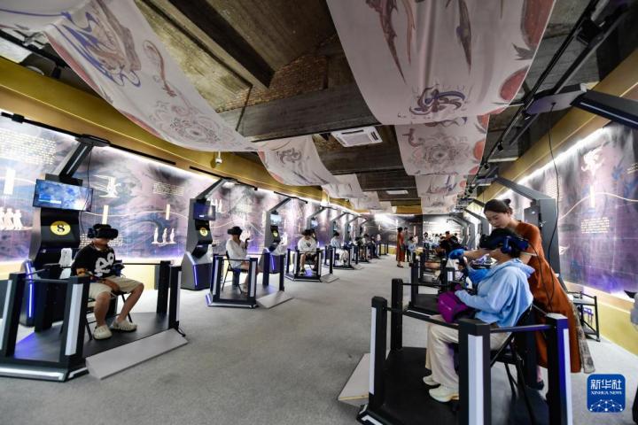 7月22日，游客線(xiàn)下體驗(yàn)“尋境敦煌——數(shù)字敦煌沉浸展”。新華社記者 郎兵兵 攝</p>
<p>