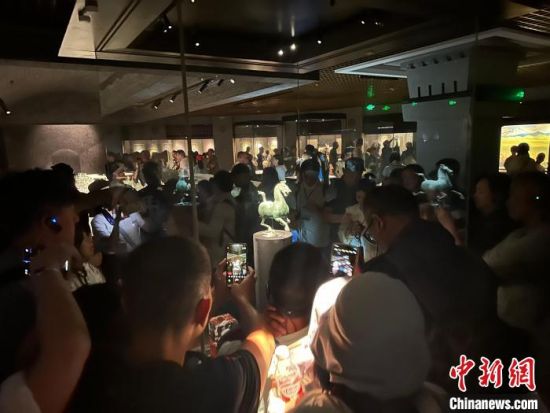 8月17日至23日，“濃濃民族情 兩岸一家親”臺(tái)灣同胞參訪團(tuán)甘肅行交流活動(dòng)在甘肅展開。圖為臺(tái)胞參觀甘肅省博物館。中新社記者 閆姣 攝