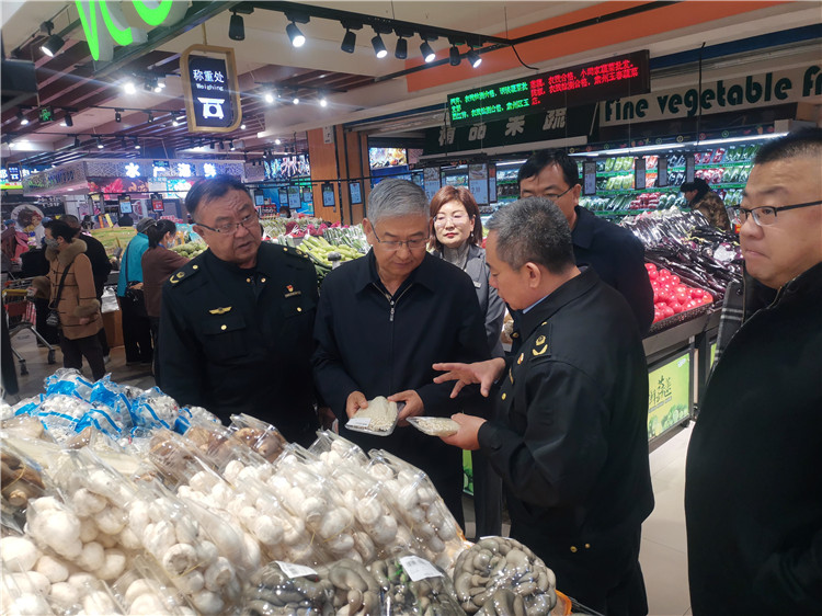 圖為市委常委、市紀(jì)委書記、市監(jiān)委主任張學(xué)勇調(diào)研食品安全責(zé)任包保企業(yè)西部天地商貿(mào)有限責(zé)任公司.jpg