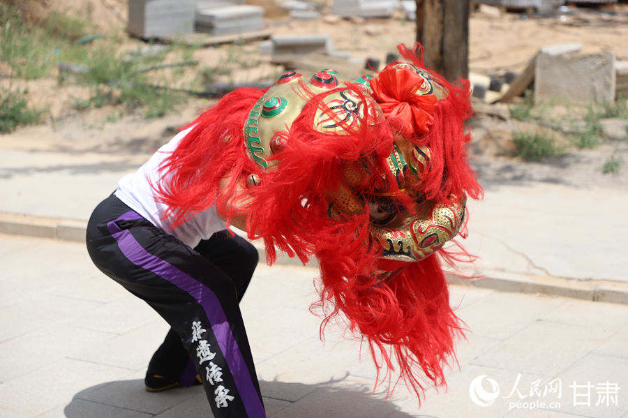 柴宗峰在桃林村展示蘭州北獅風采。人民網(wǎng)記者 焦隆攝