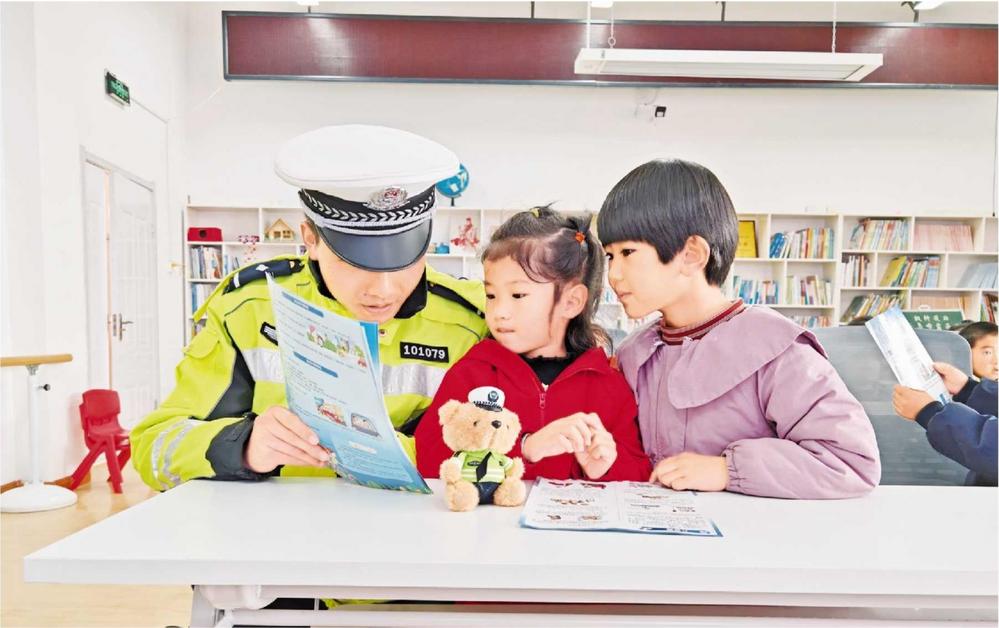 臨潭交警進(jìn)幼兒園開展交通安全宣講活動(dòng)
