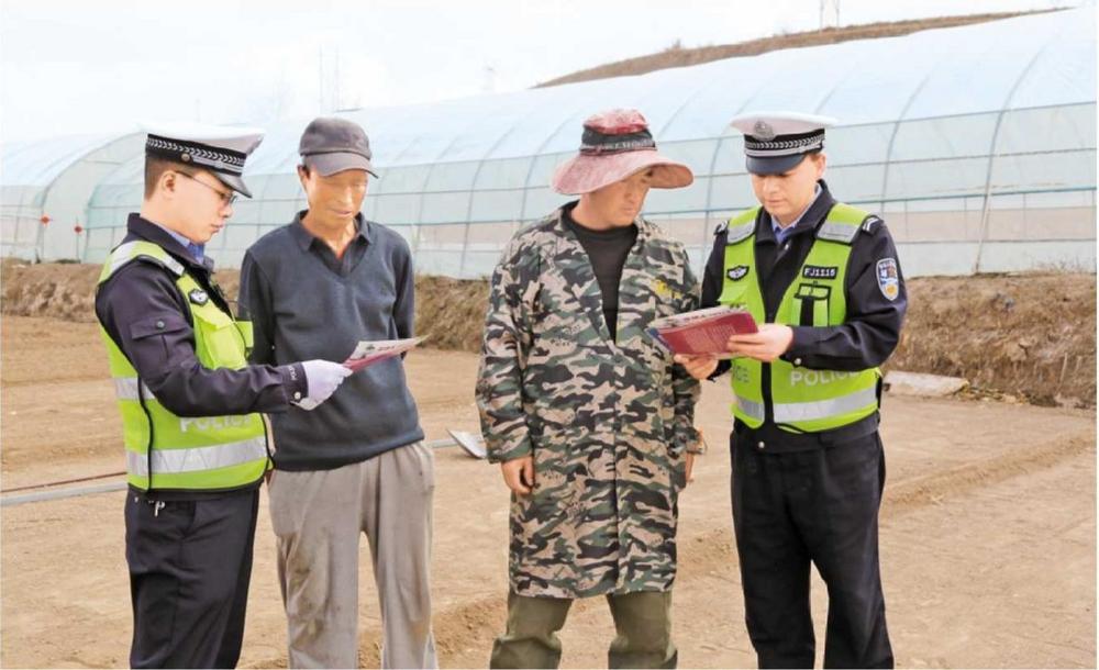 定西安定民輔警走進(jìn)田間地頭面對(duì)面講安全
