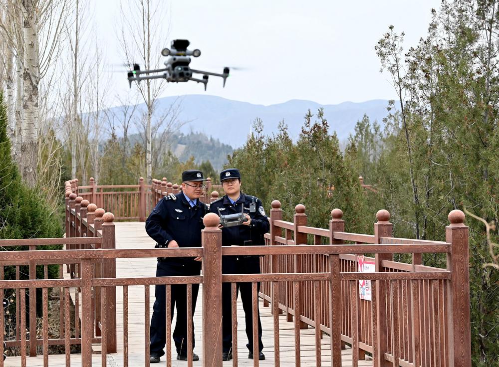 防線扎在山腳 隱患清在林間