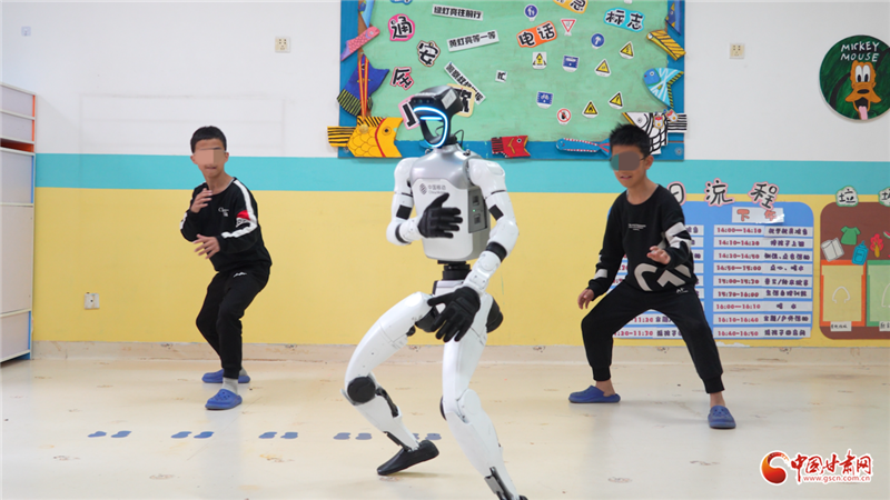 機器人“小蘭”走進福利院