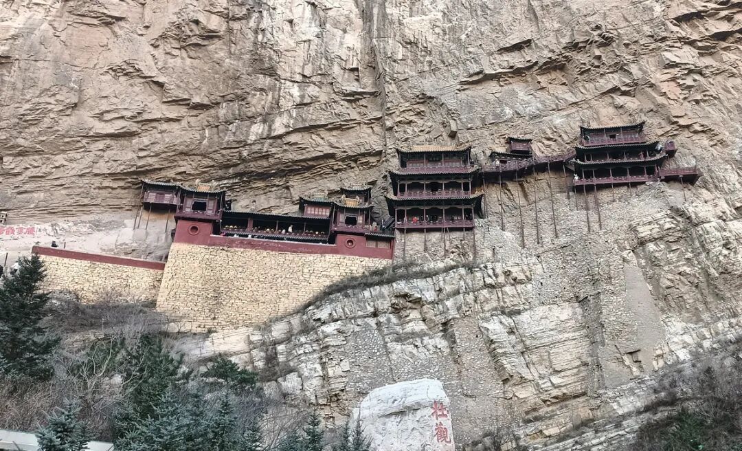 央視曝光懸空寺景區(qū)亂象：門(mén)票售罄后還能加價(jià)代買(mǎi)、黑車(chē)攬客到落石區(qū)拍照…當(dāng)?shù)鼗貞?yīng)